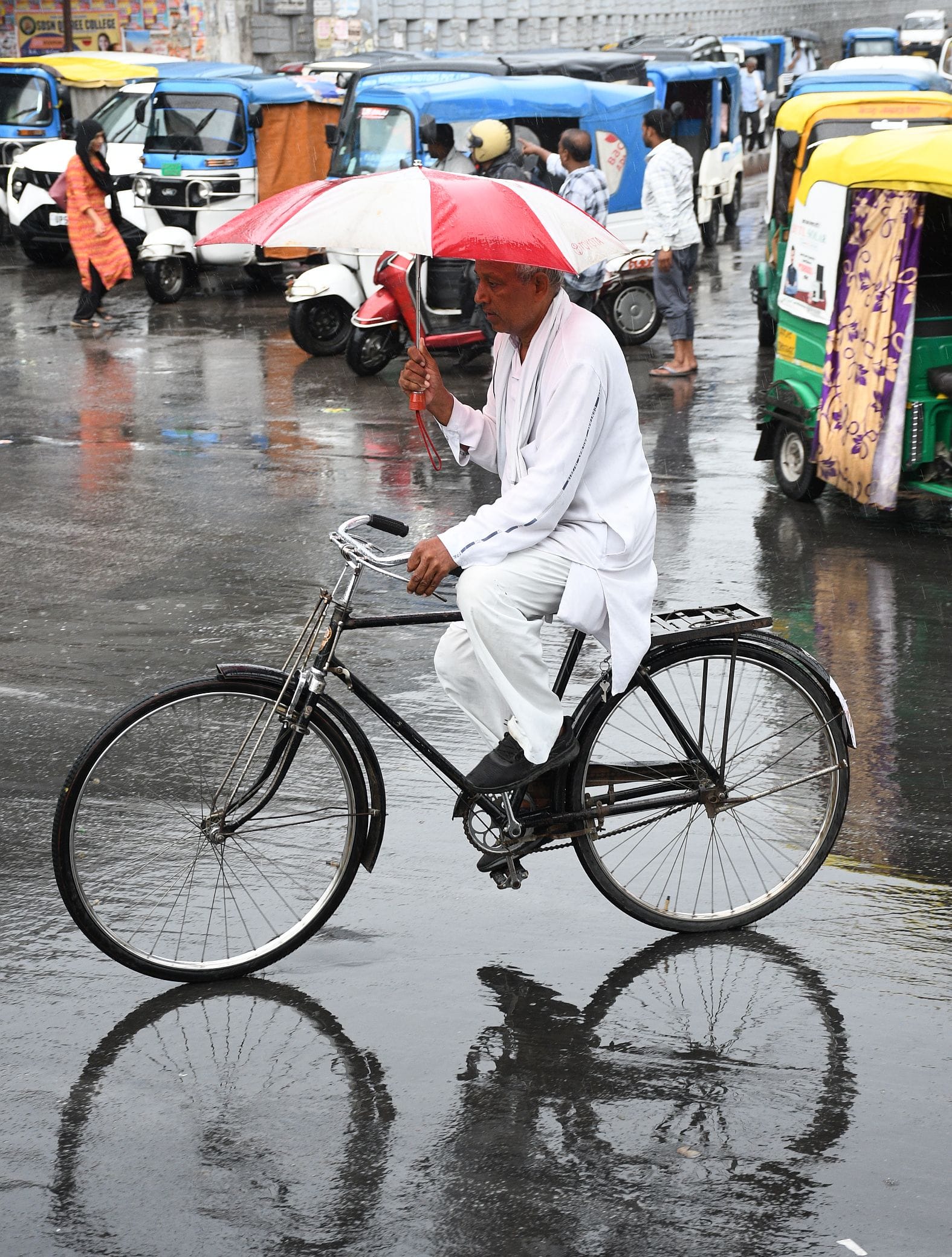 राजधानी में मंगलवार को कई इलाकों में बारिश हुई। राजधानी में मंगलवार को कई इलाकों में बारिश हुई।