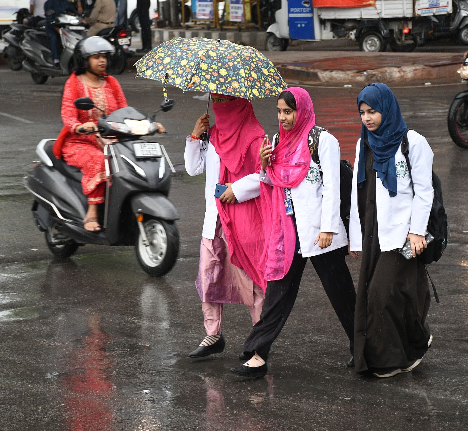 राजधानी में मंगलवार को कई इलाकों में बारिश हुई। राजधानी में मंगलवार को कई इलाकों में बारिश हुई।