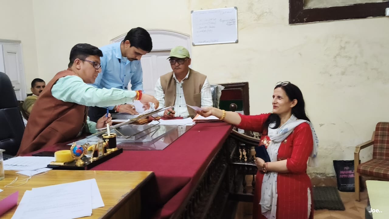 रामपुर में नगर परिषद चुनाव को लेकर उम्मीदवार को चुनाव चिन्ह देते निर्वाचन अधिकारी। संवाद