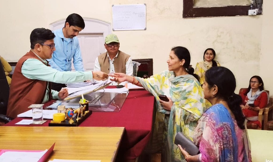 रामपुर में नगर परिषद चुनाव को लेकर उम्मीदवार को चुनाव चिन्ह देते निर्वाचन अधिकारी। संवाद