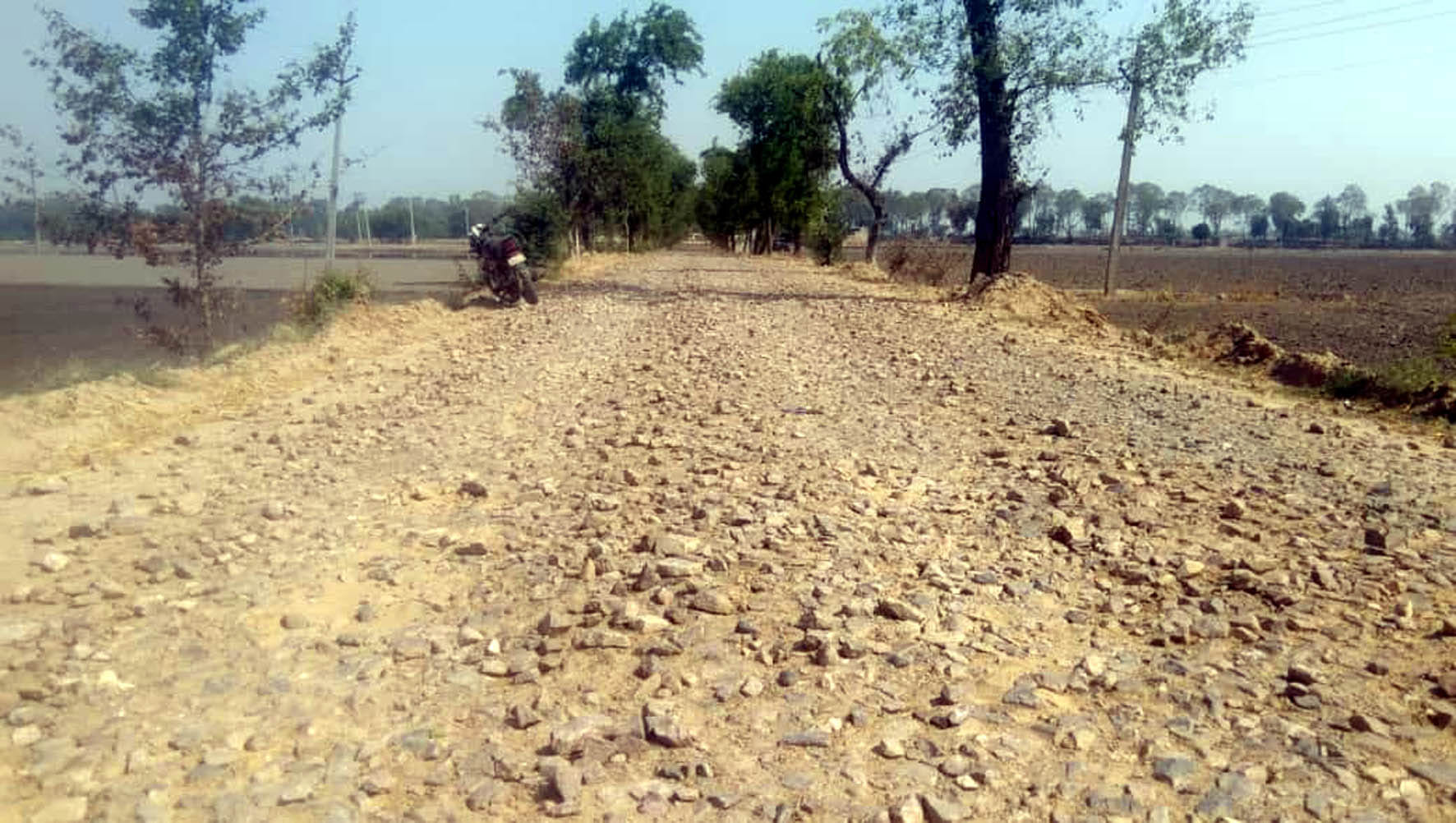 रतिया में सड़क निर्माण न होने पर विभाग के खिलाफ रोष व्यक्त करते ग्रामीण,स्त्रोत ग्रामीण रतिया में सड़क निर्माण न होने पर विभाग के खिलाफ रोष व्यक्त करते ग्रामीण,स्त्रोत ग्रामीण