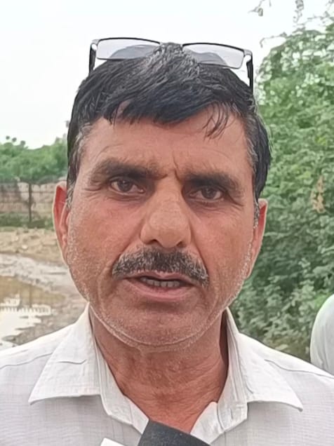 सोनीपत के खानपुर कलां में गलियों की नालियों की सफाई ना होने से चौक में जमा पानी। 01 सोनीपत के खानपुर कलां में गलियों की नालियों की सफाई ना होने से चौक में जमा पानी। 01