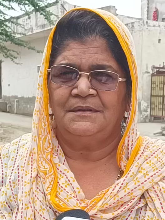 सोनीपत के खानपुर कलां में गलियों की नालियों की सफाई ना होने से चौक में जमा पानी। 01 सोनीपत के खानपुर कलां में गलियों की नालियों की सफाई ना होने से चौक में जमा पानी। 01