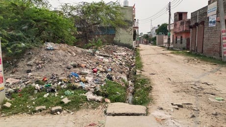 सोनीपत के खानपुर कलां में गलियों की नालियों की सफाई ना होने से चौक में जमा पानी। 01 सोनीपत के खानपुर कलां में गलियों की नालियों की सफाई ना होने से चौक में जमा पानी। 01