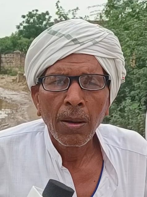 सोनीपत के खानपुर कलां में गलियों की नालियों की सफाई ना होने से चौक में जमा पानी। 01 सोनीपत के खानपुर कलां में गलियों की नालियों की सफाई ना होने से चौक में जमा पानी। 01