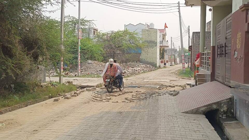 सोनीपत के खानपुर कलां में गलियों की नालियों की सफाई ना होने से चौक में जमा पानी। 01 सोनीपत के खानपुर कलां में गलियों की नालियों की सफाई ना होने से चौक में जमा पानी। 01