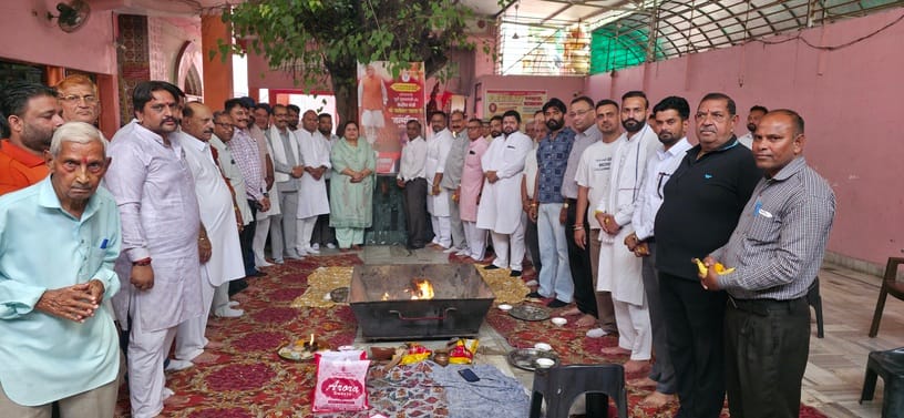 शाहाबाद। भाजपा कार्यकत्र्ताओं के साथ केन्द्रीय मंत्री मनोहर लाल का जन्मदिन मनाते सुभाष कलसाना। 