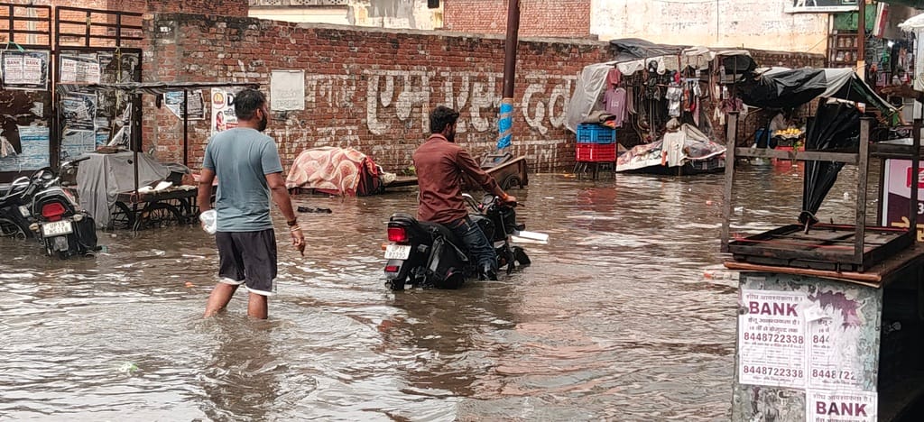 शामली में कैराना रोड पर जलभराव । संवाद शामली में कैराना रोड पर जलभराव । संवाद