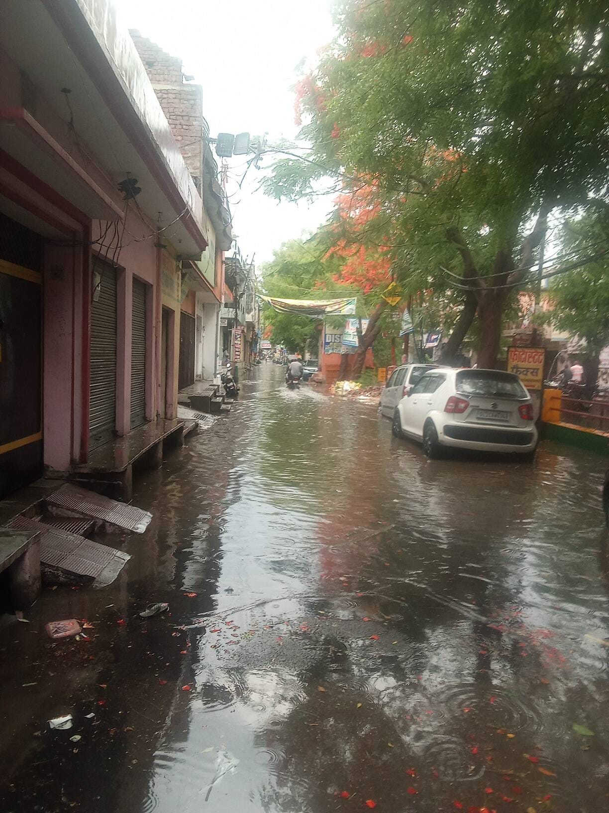 शामली में कैराना रोड पर जलभराव । संवाद शामली में कैराना रोड पर जलभराव । संवाद