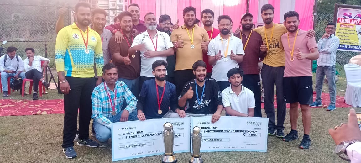 टांडा में टीपीएल के समापन पर विजेता और उपविजेता टीम मुख्यातिथि के साथ। संवाद