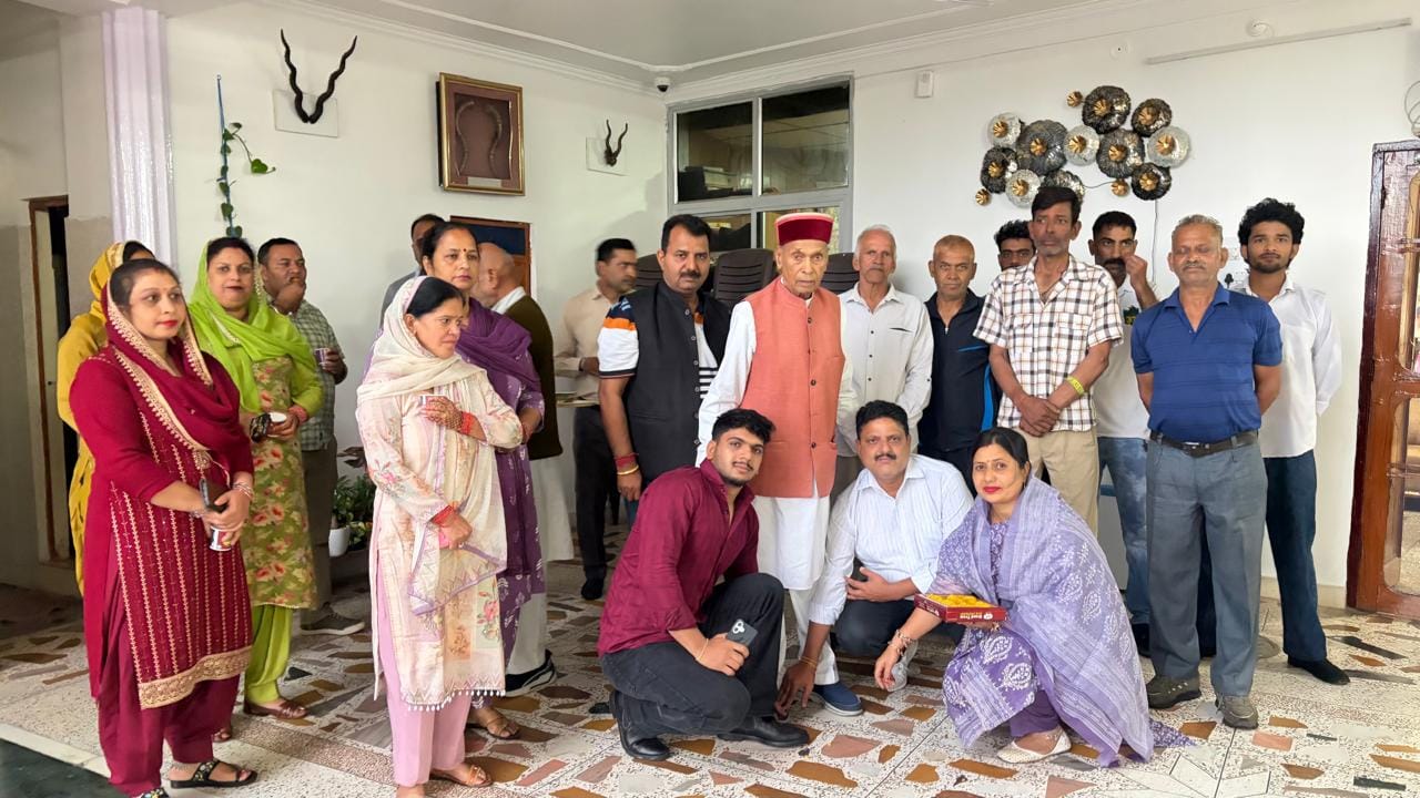 दरोगण पति कोट के प्रत्याशी मंजीत धीमान ने लिया पूर्व मुख्यमंत्री का आर्शीवाद। स्रोत : भाजपा