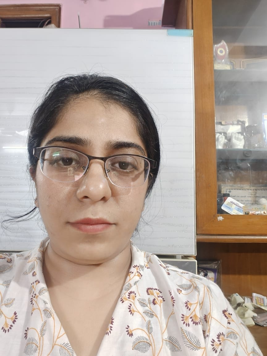 दवा लेने के लिए लाइन में लगे मरीज। संवाद