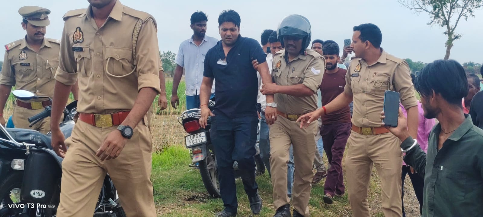 देवतहाँ सीएचसी पर हुआ बवाल के बाद रोते बिलखते परिजन।संवाद देवतहाँ सीएचसी पर हुआ बवाल के बाद रोते बिलखते परिजन।संवाद