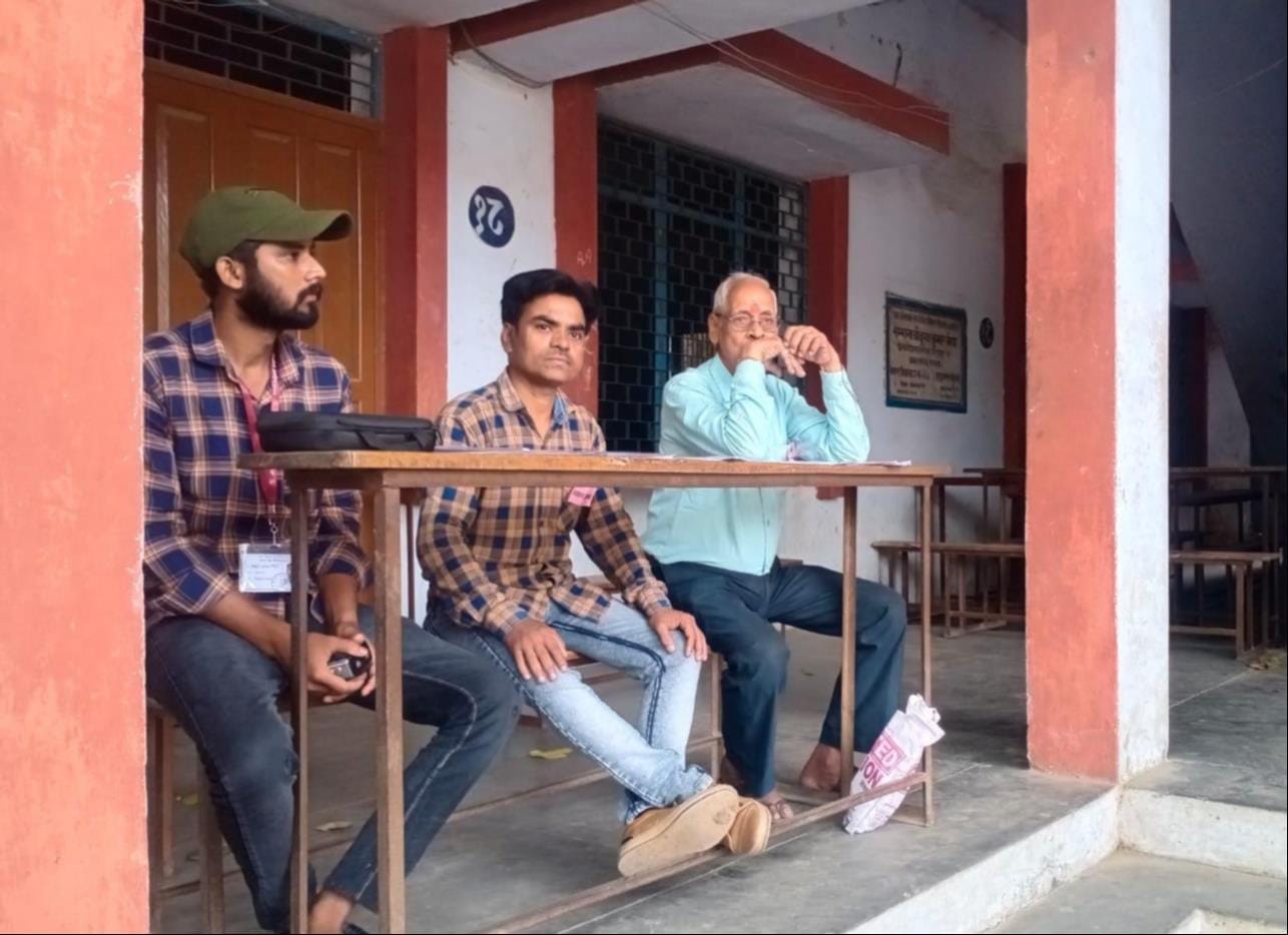 उपचुनाव में मतदान के बाद स्याही लगी ऊंगली दिखाते हुए नगर पालिकाध्यक्ष श्याम सुंदर केसरी व उनकी