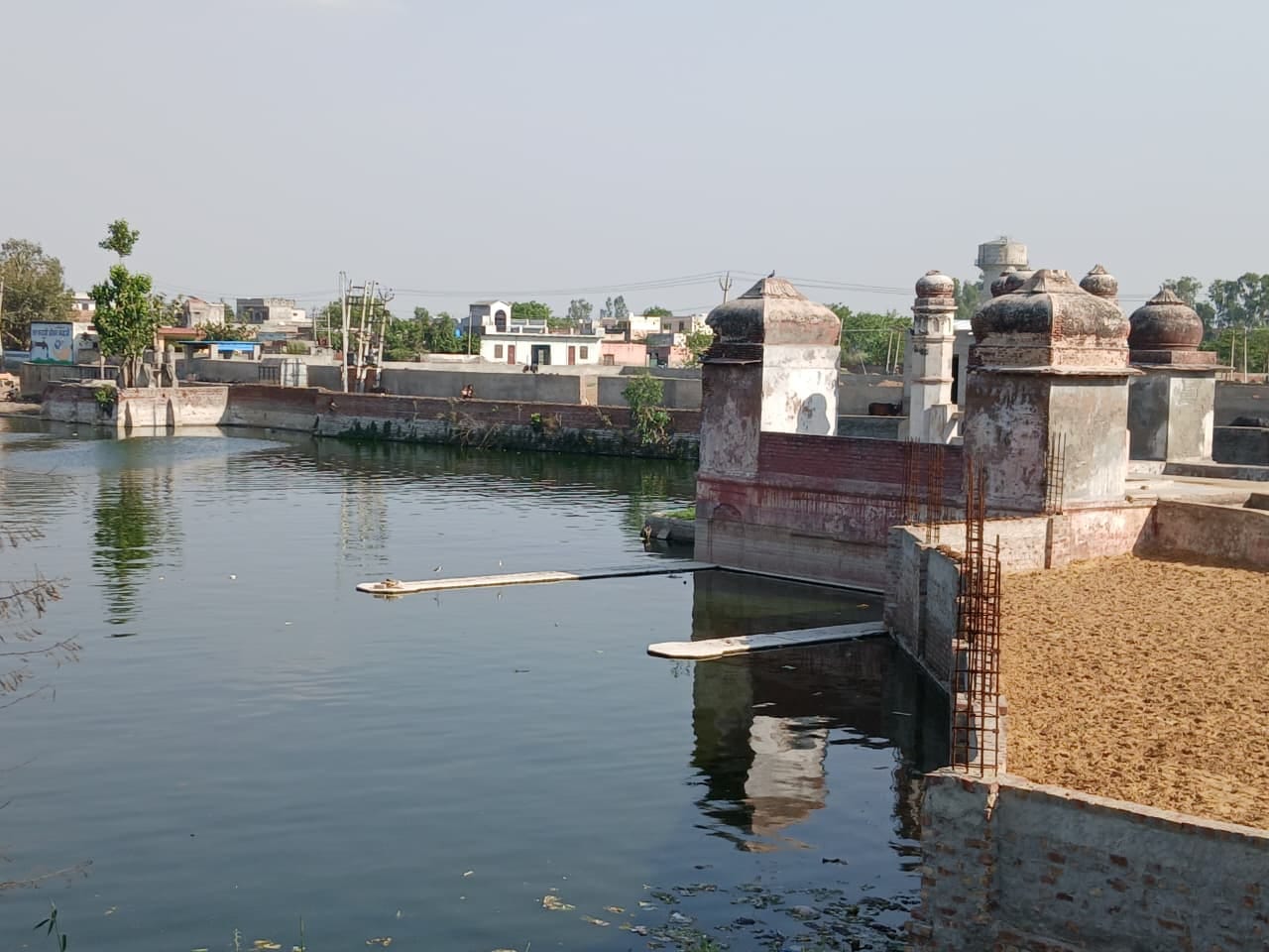 26-गांव मोखरा में जानकारी देते ग्रामीण। संवाद 26-गांव मोखरा में जानकारी देते ग्रामीण। संवाद