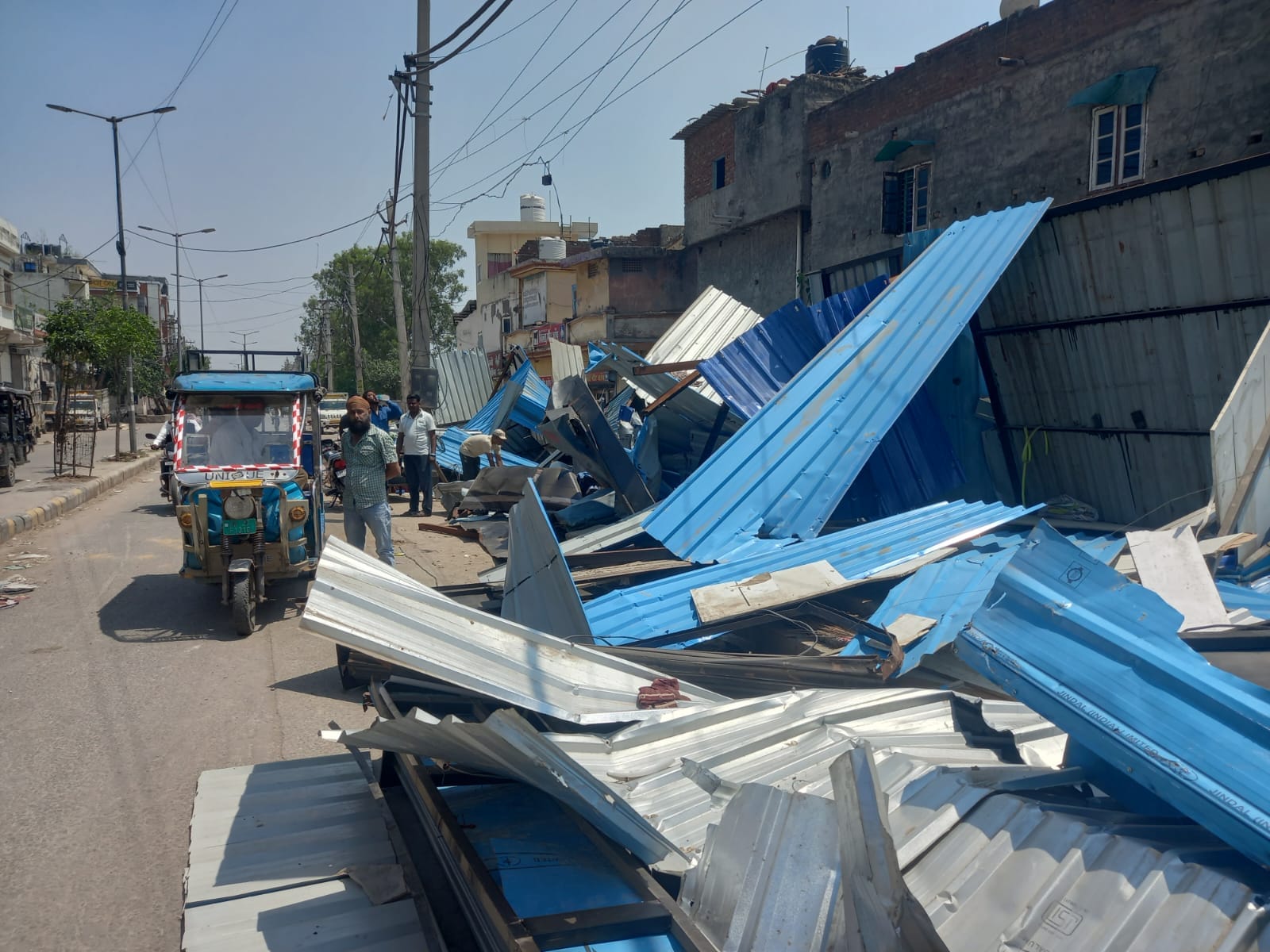 अंबाला छावनी में 12 क्रॉस रोड पर खोखों को तोड़ती जेसीबी। संवाद