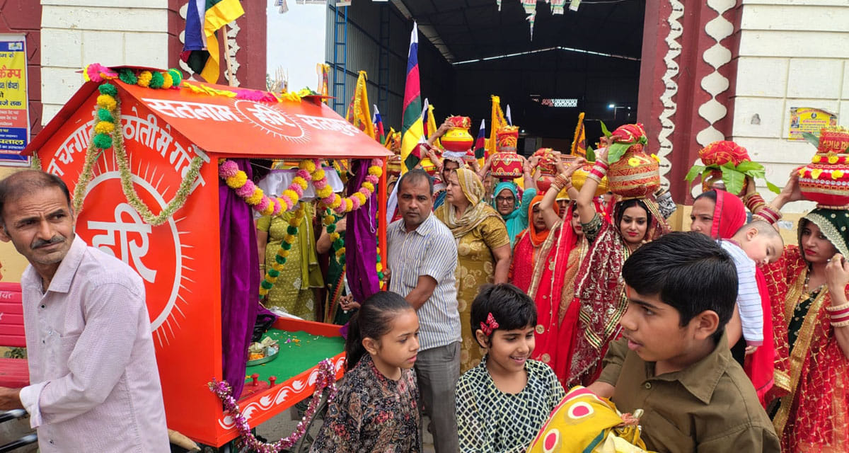 भगवान विश्वकर्मा वाटिका में कलश यात्रा के साथ पहुंची महिलाएं व अन्य श्रद्धालु
