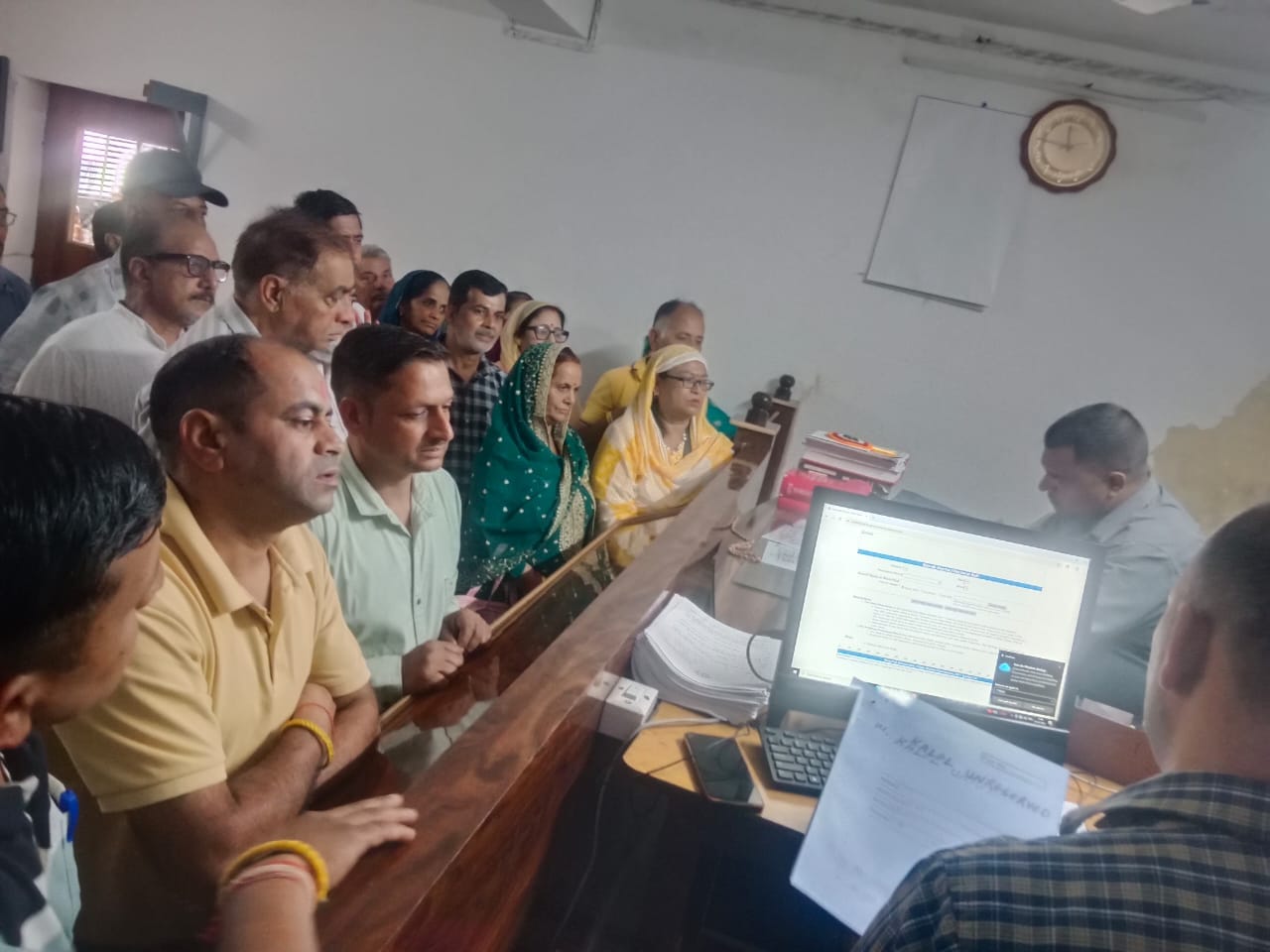 बिलासपुर में जिला परिषद के लिए नामांकन करते भगत सिंह वर्मा। स्रोत जागरूक