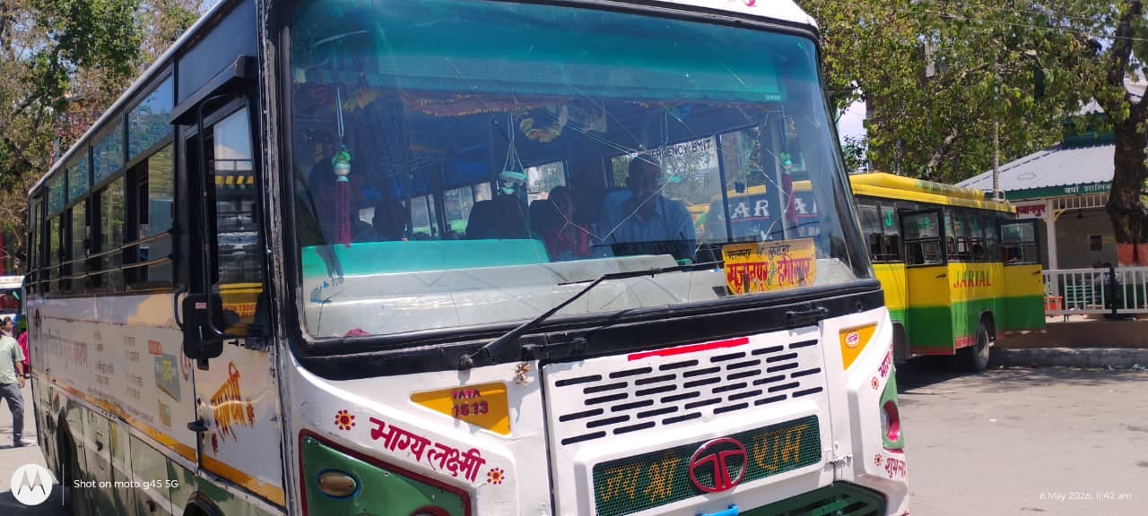 बस अड्डा सुजानपुर में निगम की बस से उतारे गई सवारियां। संवाद