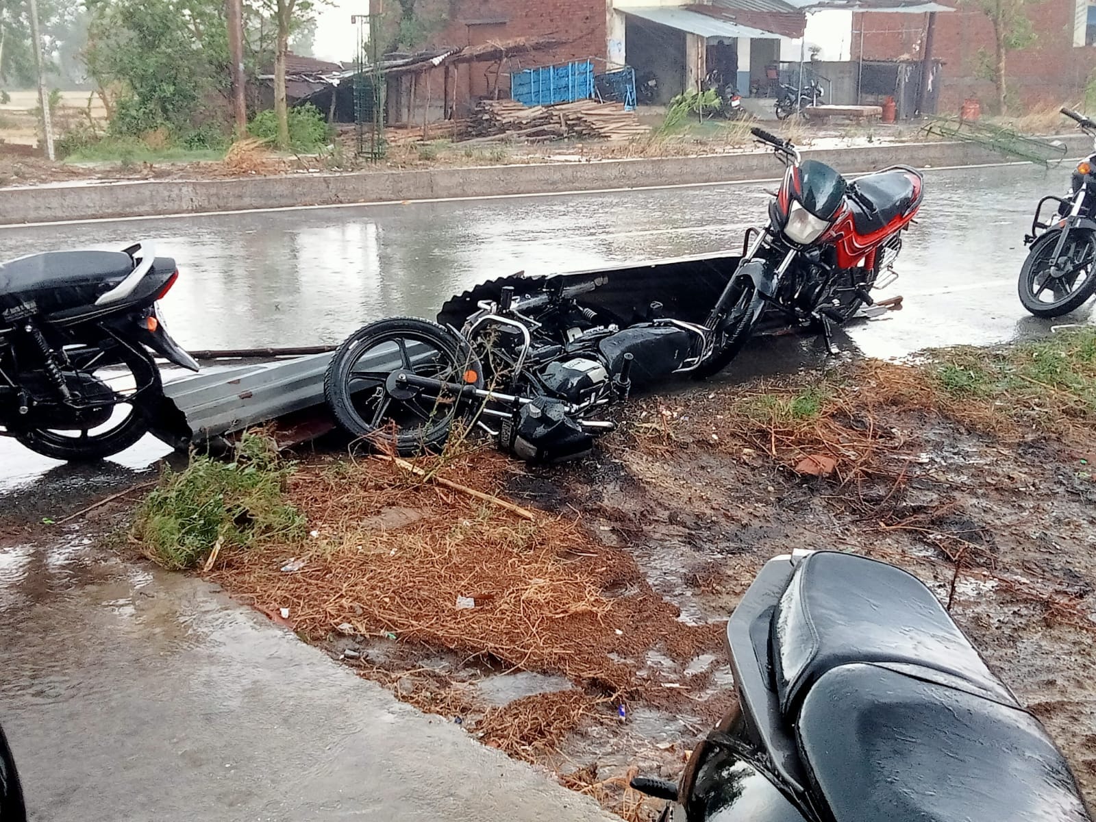 बुधवार को नगर के गाजीपुर तिराहा से होकर  झमाझम बारिश के बीच लाइट जलाकर जाते वाहन।संवाद