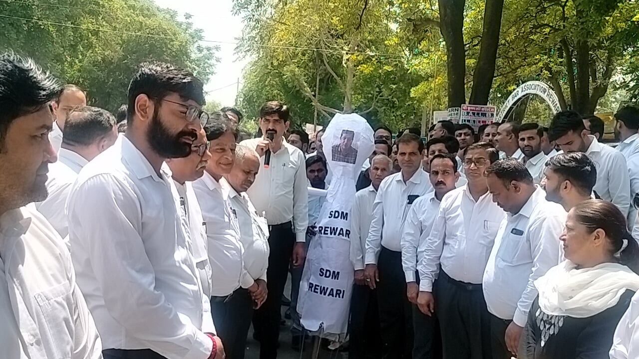 एसडीएम का पुतला फूंकते अधिवक्ता। स्रोत : एसोसिएशन एसडीएम का पुतला फूंकते अधिवक्ता। स्रोत : एसोसिएशन