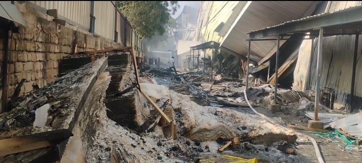 फैक्ट्री में आग पर काबू पाते दमकलकर्मी। स्रोत: विभाग फैक्ट्री में आग पर काबू पाते दमकलकर्मी। स्रोत: विभाग