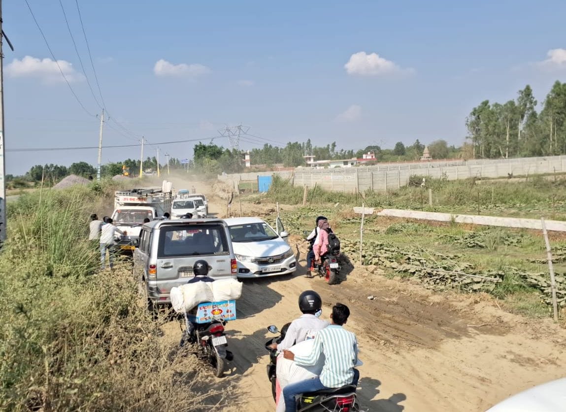 फोटो-11-पुलिया निर्माण को लेकर लगाया गया बोर्ड व बंद परियर-बिठूर मार्ग। संवाद