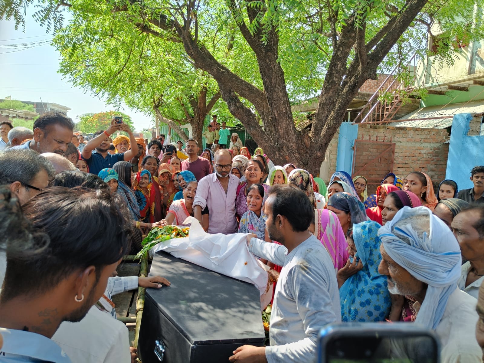 फोटो - 12 मृतक सिपाही को सलामी देते सीओ। संवाद फोटो - 12 मृतक सिपाही को सलामी देते सीओ। संवाद