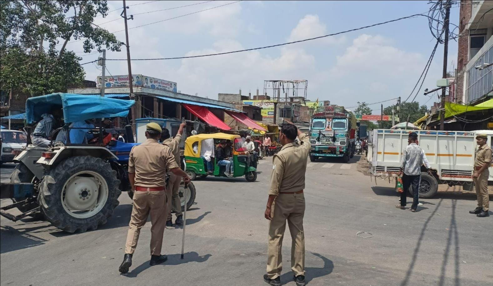 फोटो-21-उन्नाव-हरदोई मार्ग पर दोस्तीनगर में निर्माणाधीन पुलिया का वैकल्पिक मार्ग कट जाने से खड़
