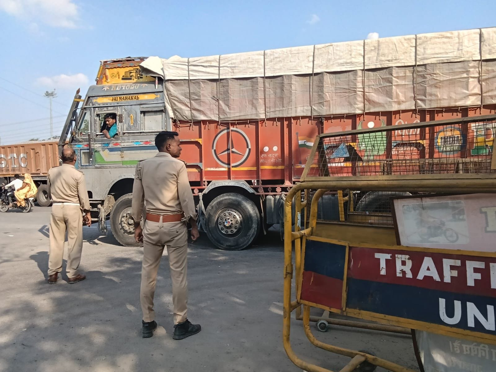 फोटो-21-उन्नाव-हरदोई मार्ग पर दोस्तीनगर में निर्माणाधीन पुलिया का वैकल्पिक मार्ग कट जाने से खड़