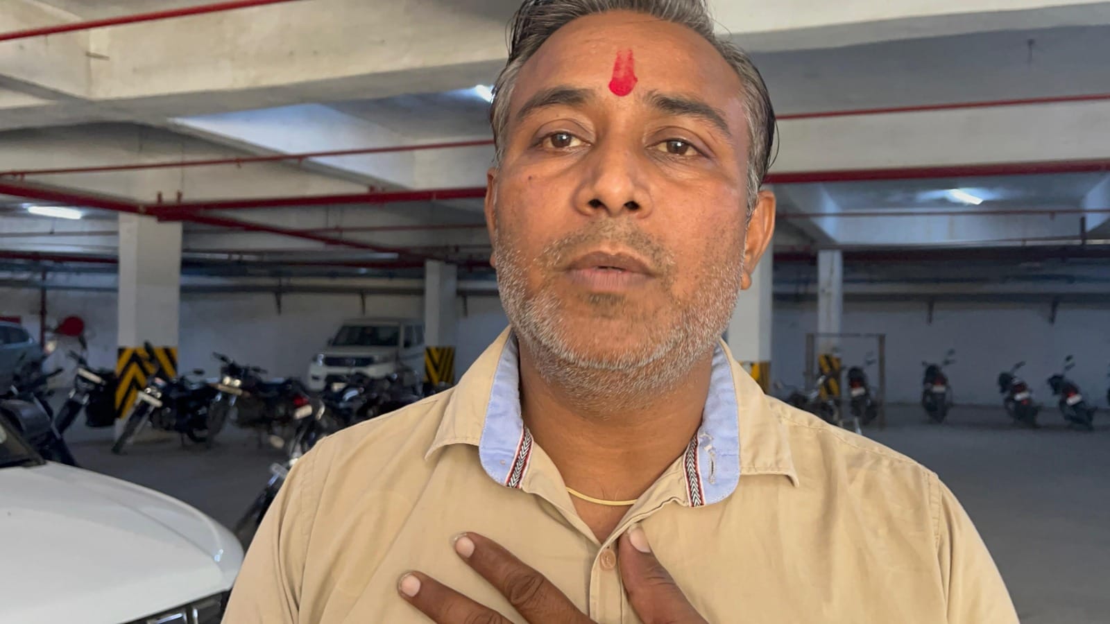 गौड़ यमुना सिटी सोसाइटी के ट्रांसफार्मर में मरम्मत का काम चल रहा है। स्रोत सोसाइटी गौड़ यमुना सिटी सोसाइटी के ट्रांसफार्मर में मरम्मत का काम चल रहा है। स्रोत सोसाइटी