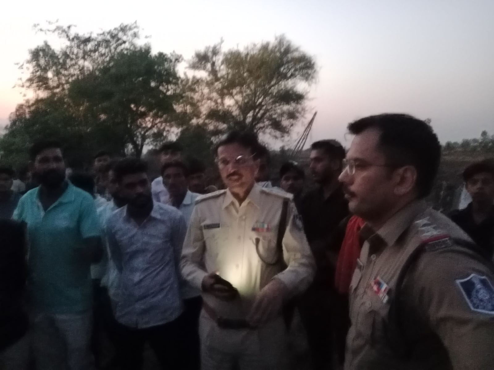बस पलटने के बाद बस में फंसे यात्रियों को निकालते हुए 