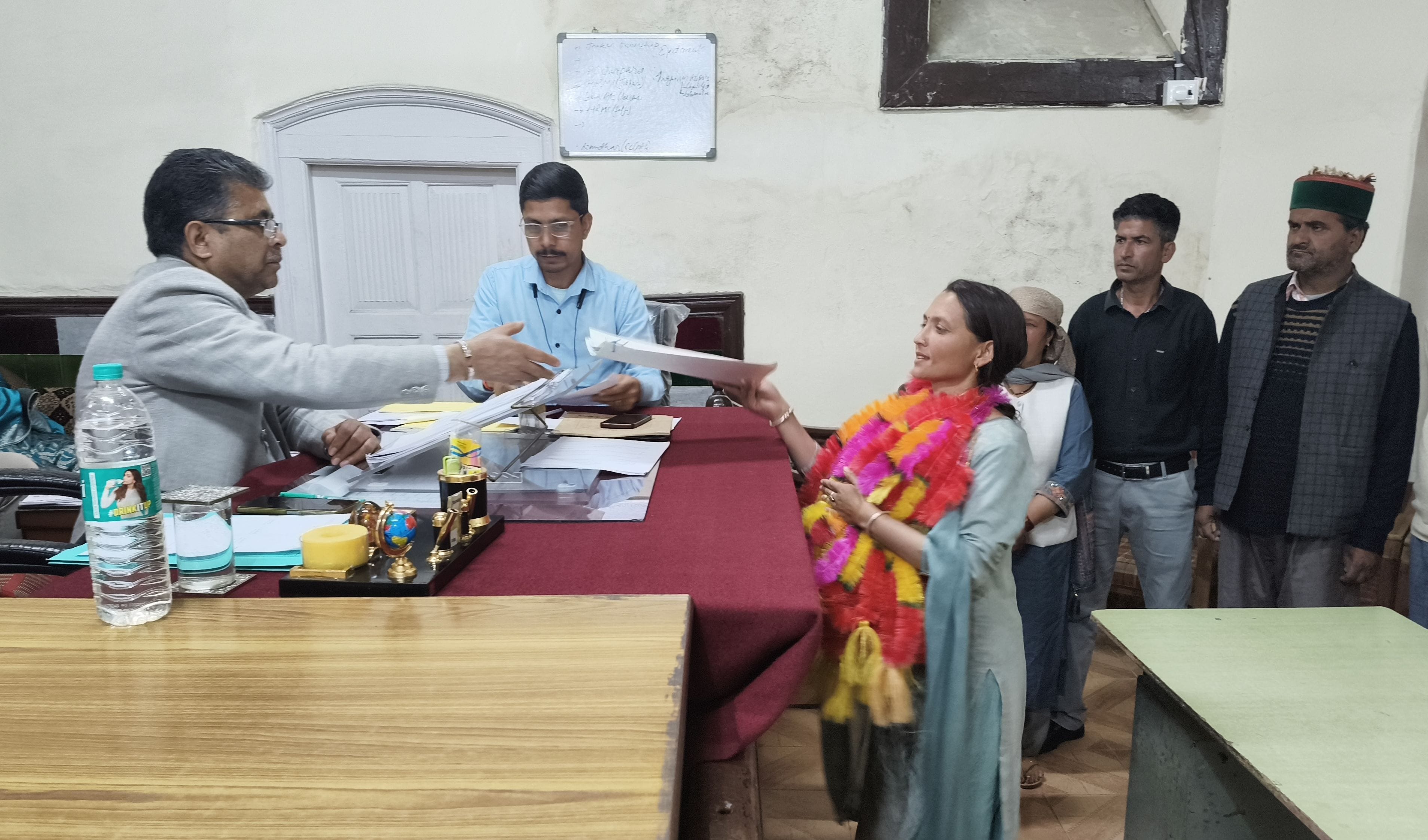 जिला परिषद वार्ड झाकड़ी से कांग्रेस समर्थित इंदु बाला ने किया नामांकन दर्ज। संवाद जिला परिषद वार्ड झाकड़ी से कांग्रेस समर्थित इंदु बाला ने किया नामांकन दर्ज। संवाद