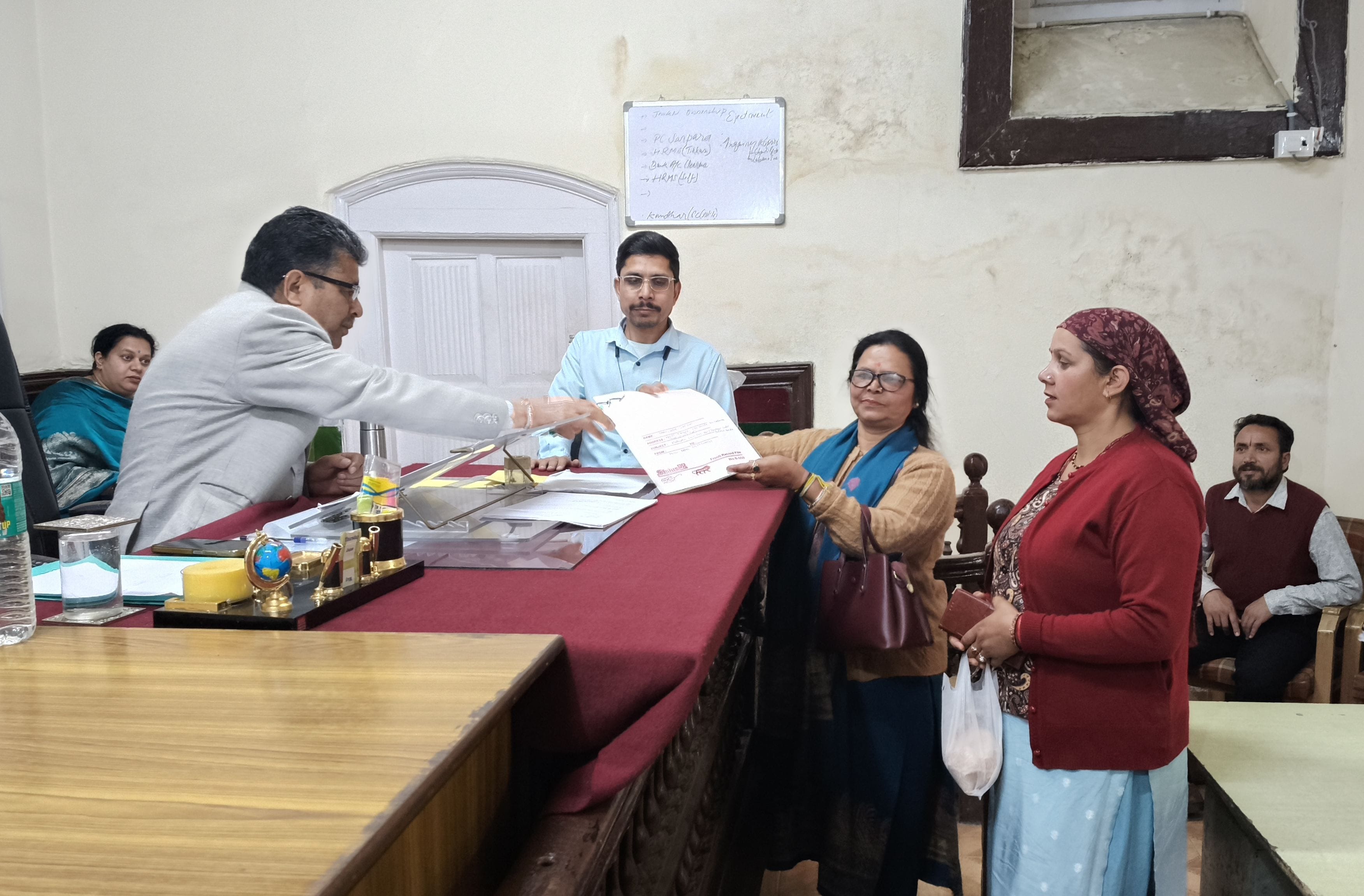 जिला परिषद वार्ड झाकड़ी से कांग्रेस समर्थित इंदु बाला ने किया नामांकन दर्ज। संवाद जिला परिषद वार्ड झाकड़ी से कांग्रेस समर्थित इंदु बाला ने किया नामांकन दर्ज। संवाद