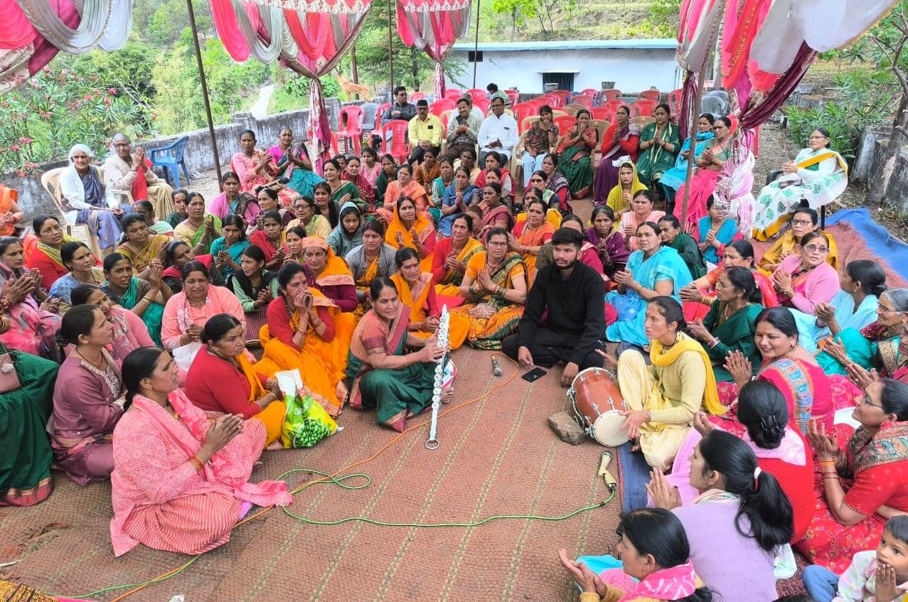 जयहरीखाल ब्लॉक के ग्राम चमेठा स्थित ढौंटियाल महादेव कौथिग में नृत्य की प्रस्तुति देती महिलाएं। 