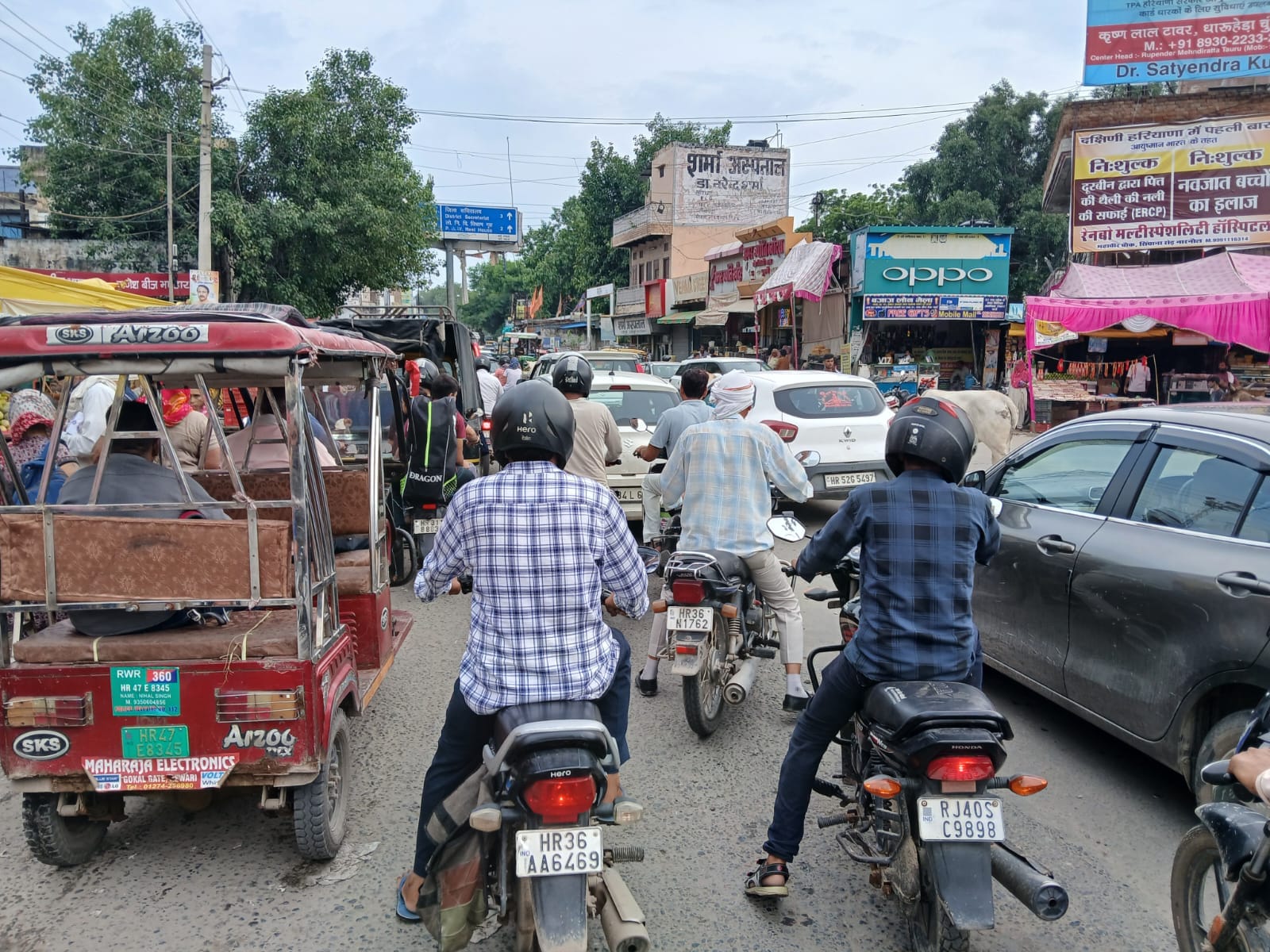 कानोड गेट के पास एक निजी अस्पताल के बाहर रोड पर खड़े वाहन। संवाद