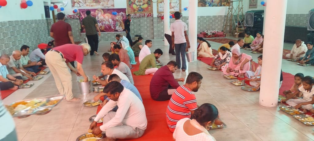 कुरुक्षेत्र। भंडारे में प्रसाद ग्रहण करते श्रद्धालु। स्वयं कुरुक्षेत्र। भंडारे में प्रसाद ग्रहण करते श्रद्धालु। स्वयं
