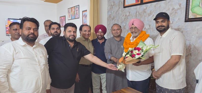 कुरुक्षेत्र।कोच बलदेव सिंह का अभिनंदन करते सुभाष कलसाना व अन्य। स्वयं कुरुक्षेत्र।कोच बलदेव सिंह का अभिनंदन करते सुभाष कलसाना व अन्य। स्वयं