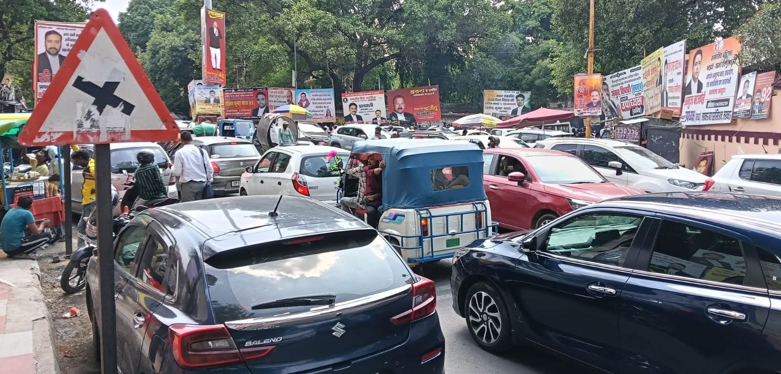 कैसरबाग बस अड्डा जाने वाले मार्ग और ग्लोब पार्क के पास वाले रास्ते पर लगा जाम व बाइक कार से छू कैसरबाग बस अड्डा जाने वाले मार्ग और ग्लोब पार्क के पास वाले रास्ते पर लगा जाम व बाइक कार से छू