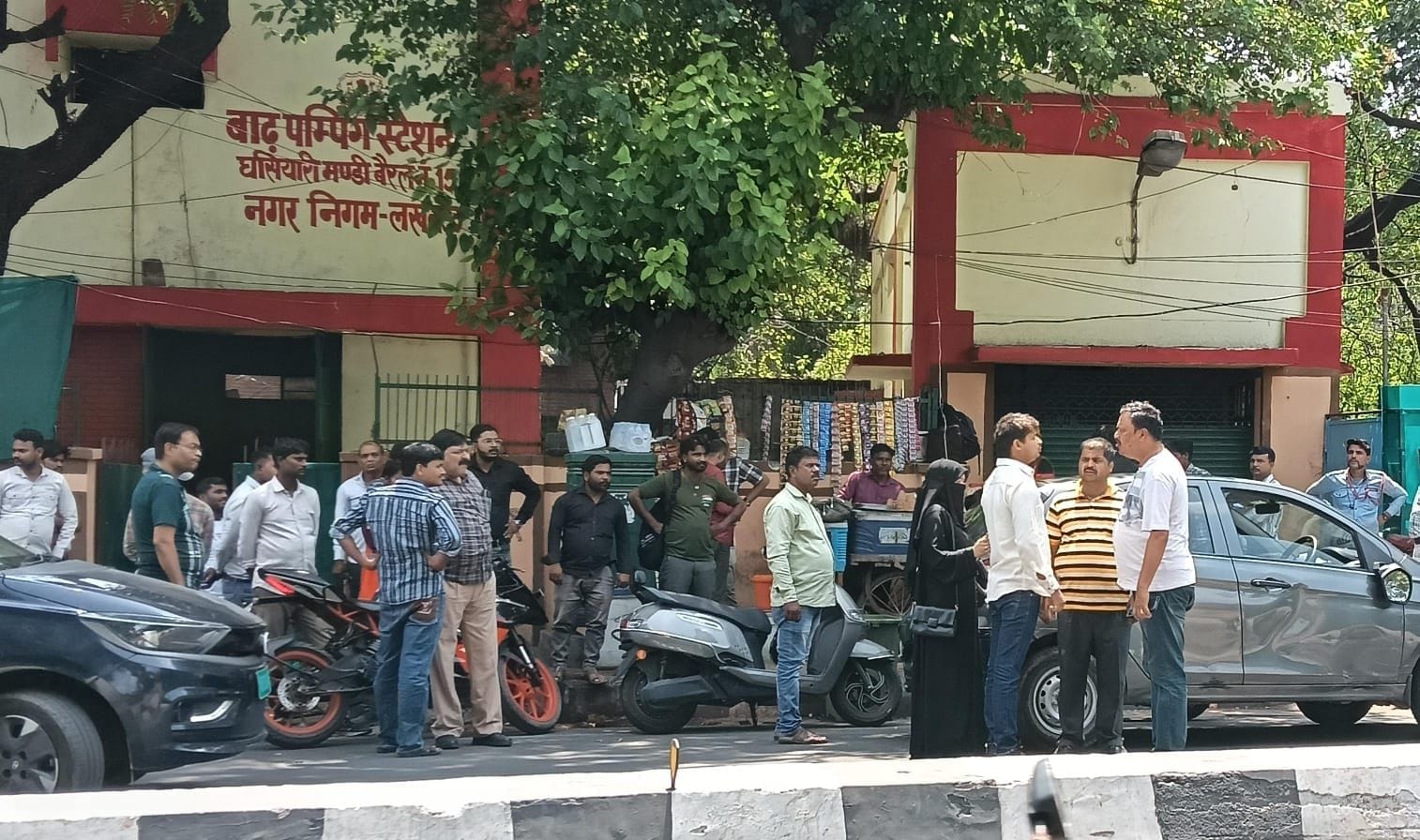 कैसरबाग बस अड्डा जाने वाले मार्ग और ग्लोब पार्क के पास वाले रास्ते पर लगा जाम व बाइक कार से छू कैसरबाग बस अड्डा जाने वाले मार्ग और ग्लोब पार्क के पास वाले रास्ते पर लगा जाम व बाइक कार से छू