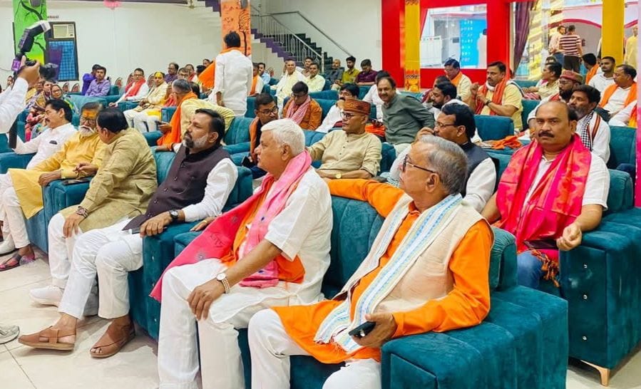 मुंगराबादशाहपुर के एक मैरेज हाल में आयोजित प्रवासी सम्मेलन में मंचासीन लोग। स्रोत-संवाद