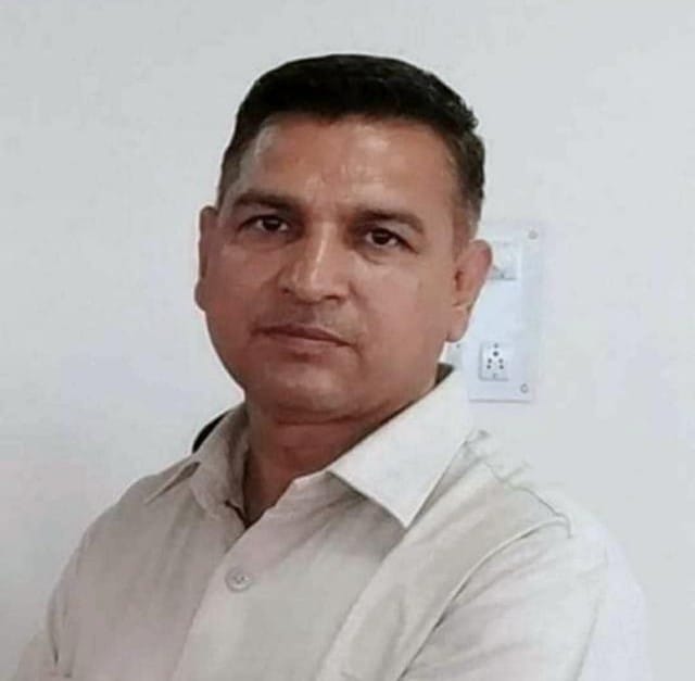 मोहाली के शहीद भगत सिंह इंटरनेशनल एयरपोर्ट पर लगाए स्वदेशी बाजार में मौजूद समूह की महिला। स्वयं