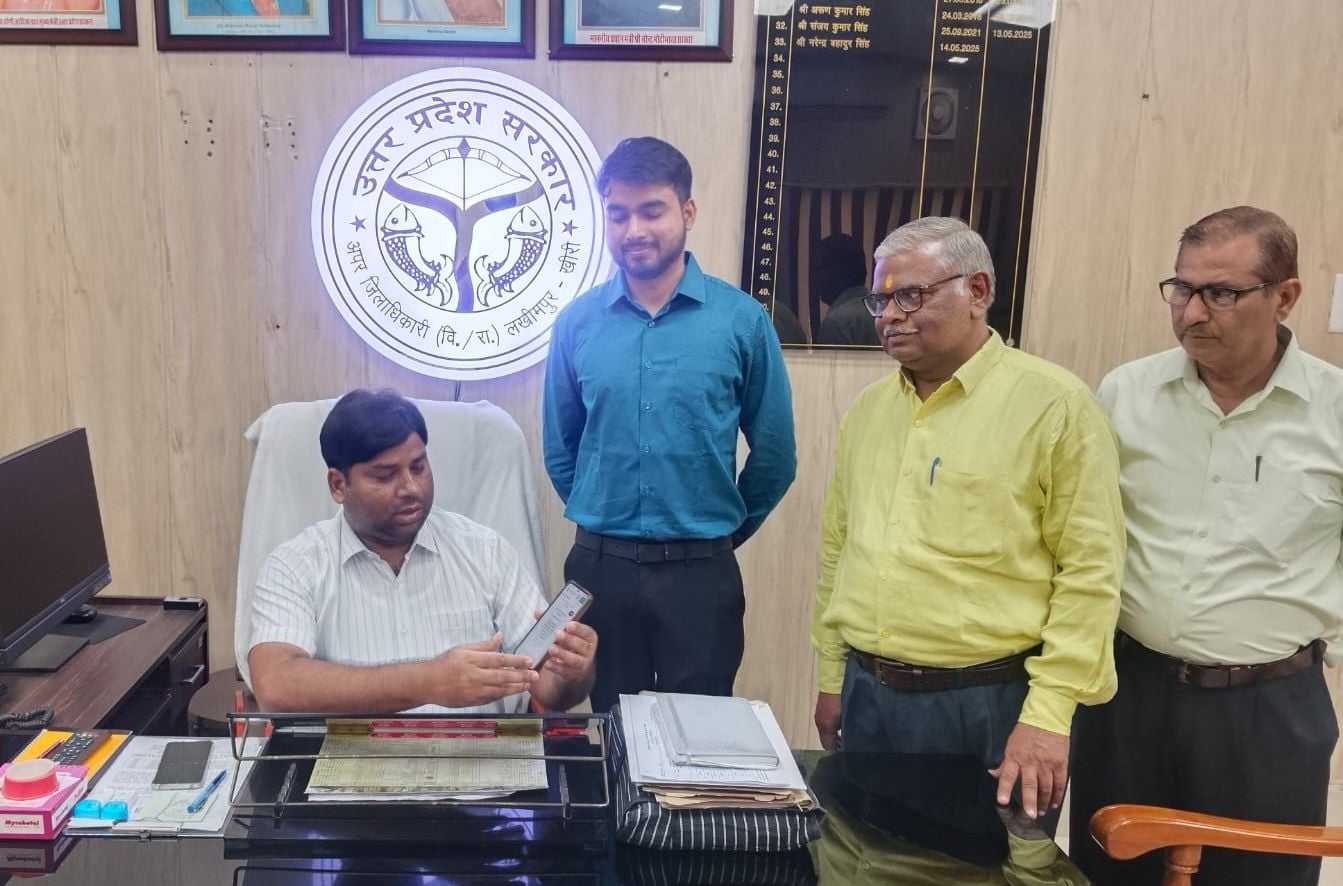 नगरपालिका अध्यक्ष संदीप महरोत्रा के आवास पर स्वगणना करते नगरपालिका कर्मचारी। स्रोत : कर्मचारी नगरपालिका अध्यक्ष संदीप महरोत्रा के आवास पर स्वगणना करते नगरपालिका कर्मचारी। स्रोत : कर्मचारी