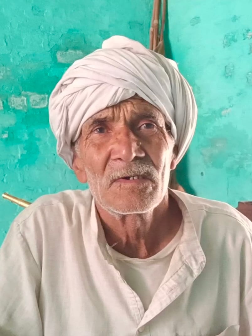 नीलम शर्मा, सोनीपत के गांव खानपुर कलां में पीने के पानी की खराब सप्लाई का पानी दिखाती हुई। 01 नीलम शर्मा, सोनीपत के गांव खानपुर कलां में पीने के पानी की खराब सप्लाई का पानी दिखाती हुई। 01