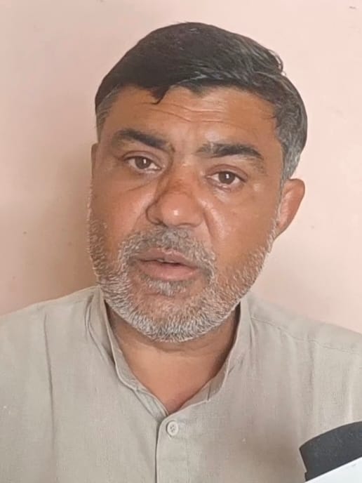 नीलम शर्मा, सोनीपत के गांव खानपुर कलां में पीने के पानी की खराब सप्लाई का पानी दिखाती हुई। 01 नीलम शर्मा, सोनीपत के गांव खानपुर कलां में पीने के पानी की खराब सप्लाई का पानी दिखाती हुई। 01