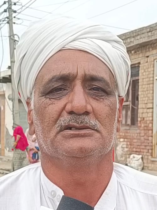 नीलम शर्मा, सोनीपत के गांव खानपुर कलां में पीने के पानी की खराब सप्लाई का पानी दिखाती हुई। 01 नीलम शर्मा, सोनीपत के गांव खानपुर कलां में पीने के पानी की खराब सप्लाई का पानी दिखाती हुई। 01