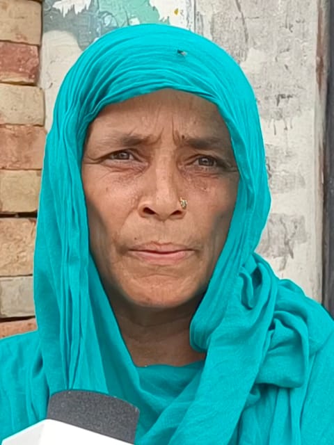 नीलम शर्मा, सोनीपत के गांव खानपुर कलां में पीने के पानी की खराब सप्लाई का पानी दिखाती हुई। 01 नीलम शर्मा, सोनीपत के गांव खानपुर कलां में पीने के पानी की खराब सप्लाई का पानी दिखाती हुई। 01