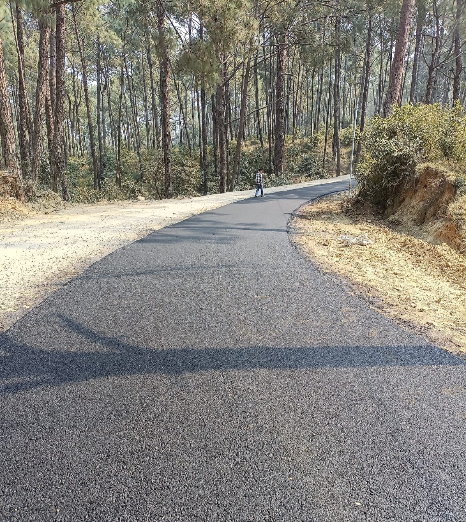 निर्नामाणाधीन नादौन दियोटसिद्ध सड़क के विस्तारीकरण में लगी मशीनरी। संवाद निर्नामाणाधीन नादौन दियोटसिद्ध सड़क के विस्तारीकरण में लगी मशीनरी। संवाद