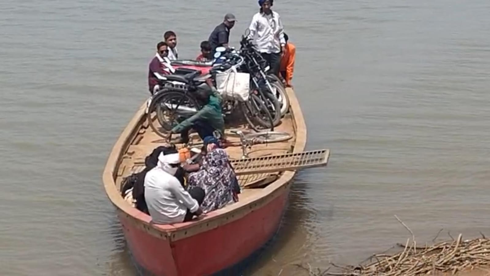 नाव के सहारे पर करते ग्रामीण नाव के सहारे पर करते ग्रामीण