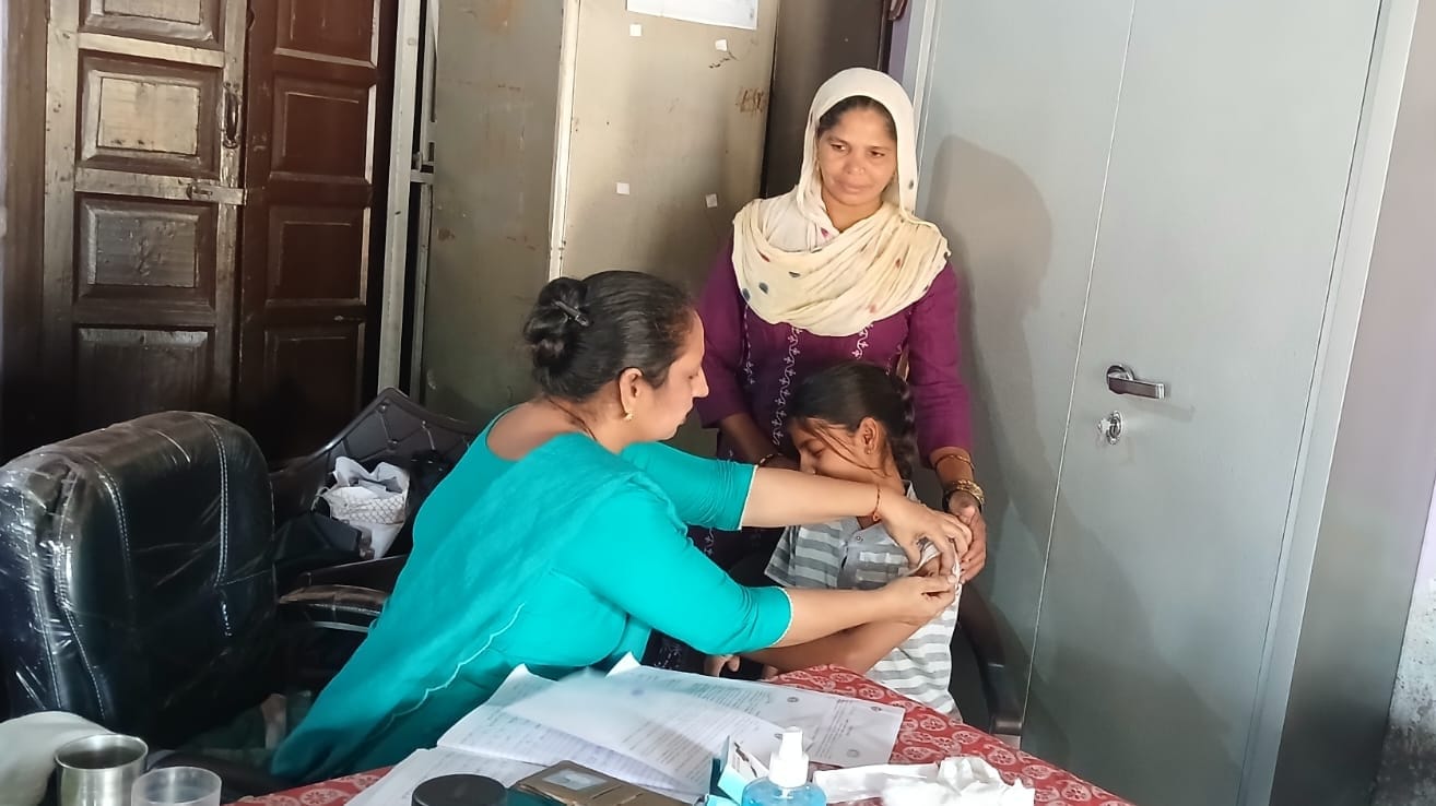 पिहोवा। किशोरियों को एचपीवी वैक्सीन लगाती चिकित्सक। विज्ञप्ति पिहोवा। किशोरियों को एचपीवी वैक्सीन लगाती चिकित्सक। विज्ञप्ति